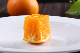 剥开的新鲜橙子