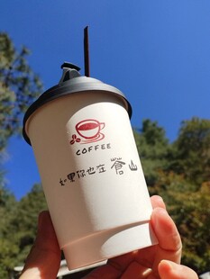 手持特色纸杯咖啡