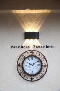 复古壁灯搭配精致时钟