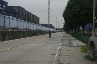 空旷道路上的骑行者