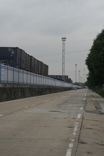 空旷道路旁的工业设施