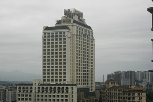 城市中高耸的现代化建筑