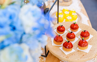 红色烘焙甜品摆台