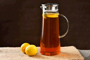 玻璃壶装的柠檬红茶