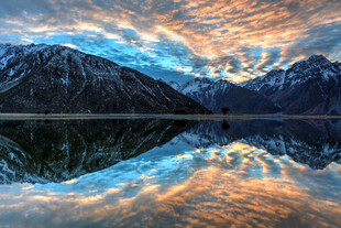 壮丽山水间的绝美湖景