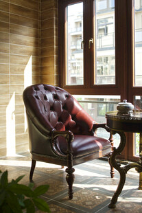 复古真皮座椅与窗边景致