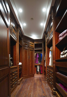 豪华木质衣帽间内部展示