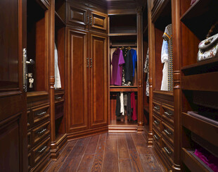 豪华木质衣帽间内部展示