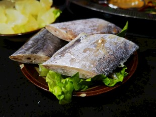 新鲜海鱼摆放在生菜上