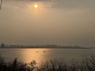 夕阳下的平静湖面
