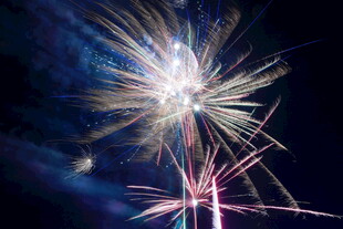 绚丽烟花夜空绽放