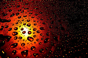 红底水滴中的炫目光芒