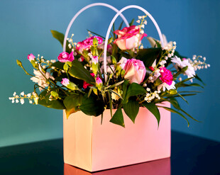 粉色花篮盛放多彩花卉