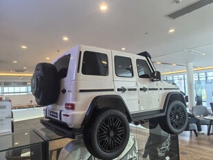 室内展示的白色奔驰G级越野车