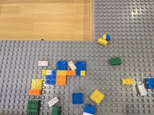 散落的彩色乐高积木