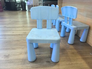 浅蓝色儿童桌椅组合