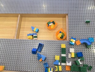 散落的多彩积木玩具场景