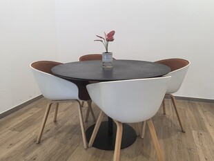 简约现代风格圆桌与座椅