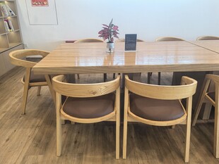 简约木质餐桌椅组合场景