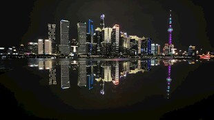 上海城市璀璨夜景倒映水面