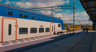 车站旁停靠的现代列车