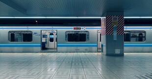 空旷地铁站内的列车