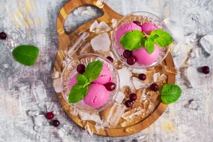 木制托盘上的美味马卡龙