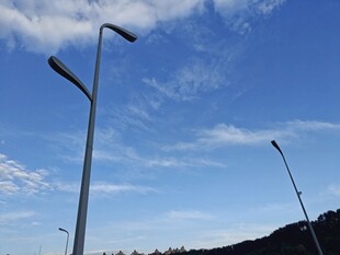 蓝天之下的路灯景观