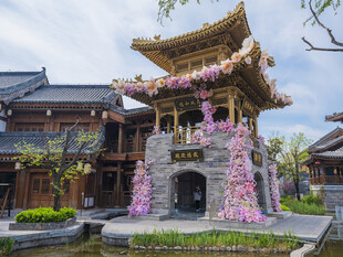 中式古亭繁花环绕美景