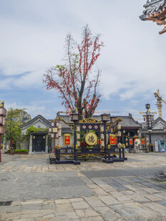 古街牌坊前的多彩景致