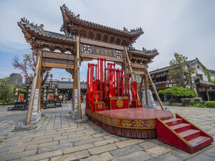 中式古牌坊与红色舞台