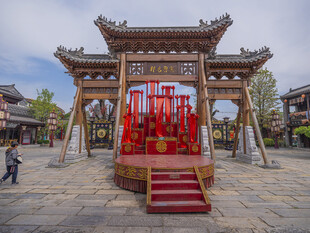 古色古香中式传统木质牌坊