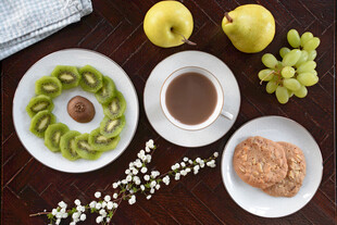 精致茶点与水果摆盘