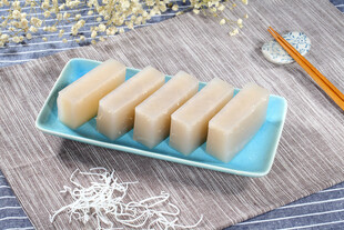 美味糯米糕整齐摆盘中