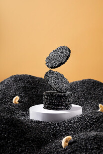 堆叠的黑芝麻饼干与芝麻