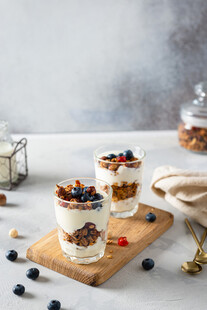 美味酸奶杯搭配缤纷果干