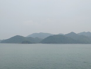 宁静山水间的广阔水域