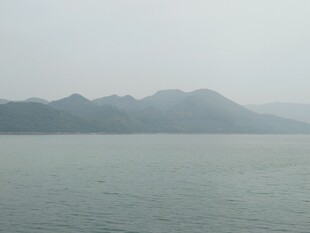 宁静湖景与远处山峦
