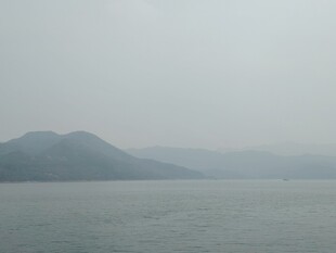 雾霭中的山水景致