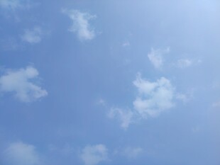 晴朗蓝天飘着几朵白云