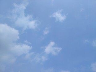 蓝天飘着几朵白云