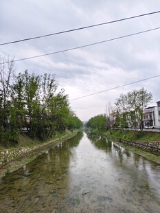 乡村小河畔的宁静景致