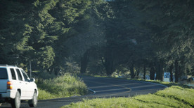 大自然之间的道路上的吉普车