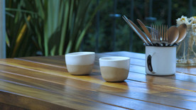 服务员向顾客提供咖啡