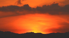 日出时明亮的橙色天空