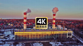 冬季发电厂冒烟的烟囱