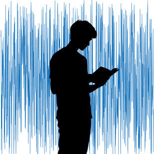 男子专注阅读的剪影画面