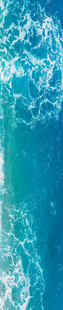 清澈海水泛起白色浪花