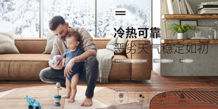 父亲陪孩子在客厅玩耍