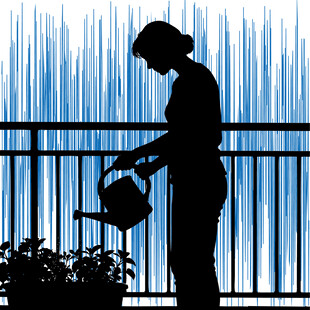 阳台浇花的女性剪影